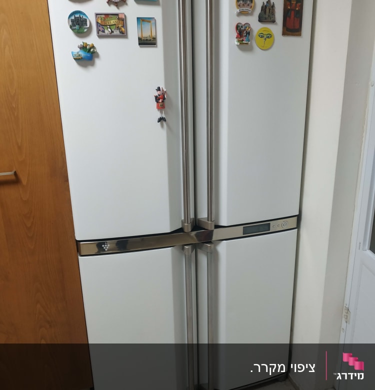 מקרר עם מגנטים על הדלתות